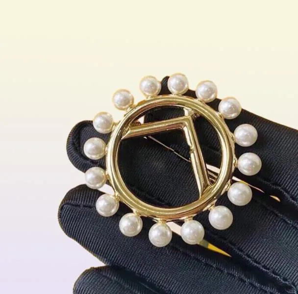 18k Gold Plated Brosch Pins Round Pearl Diamond Brosches Classic Fashion Style Brosch Luxury Jewerly Brand Good Quality Broche24183100936