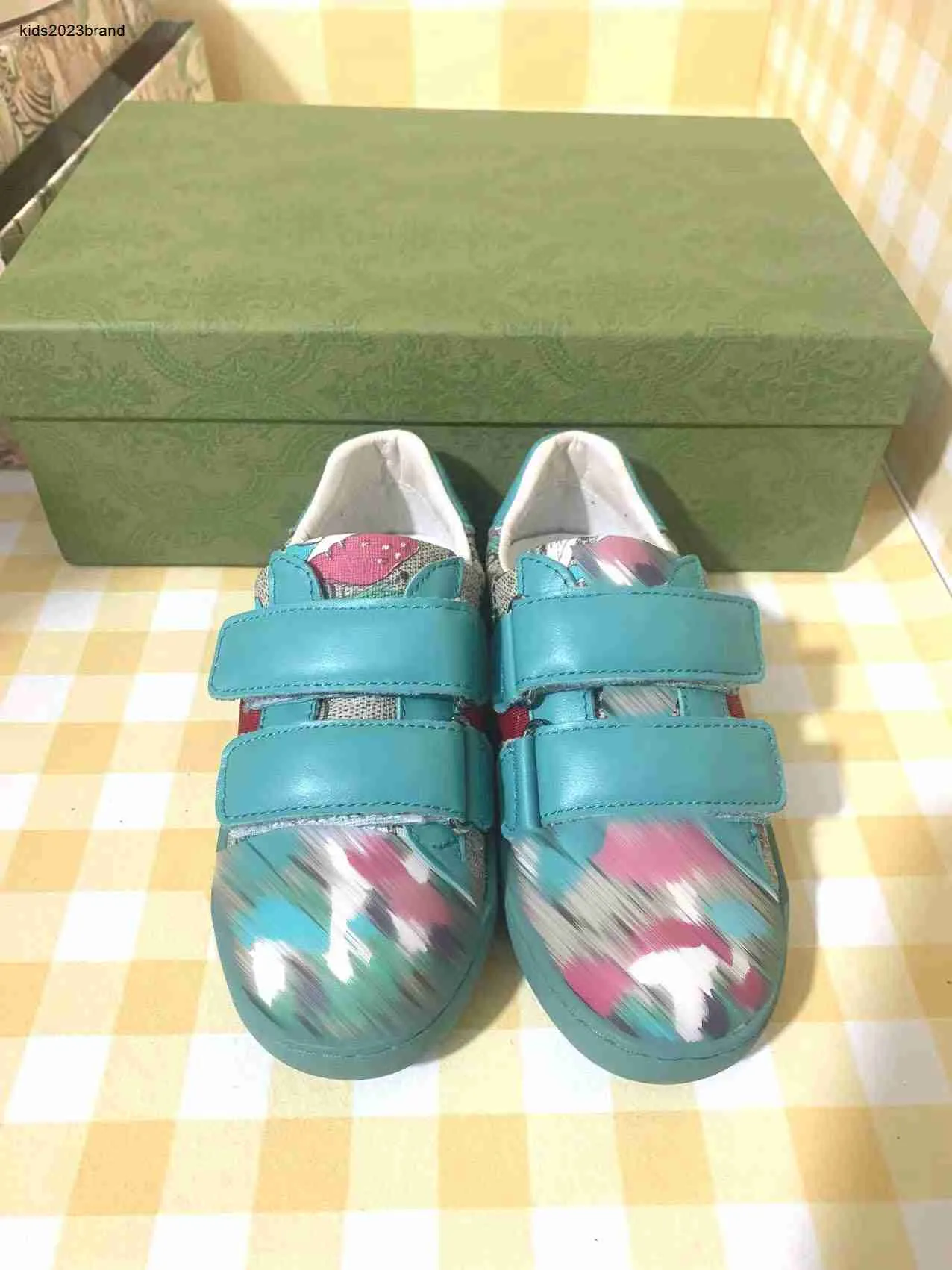 Yeni bebek spor ayakkabılar renkli mantar desen çocuk ayakkabı boyutu 26-35 yüksek kaliteli marka ambalaj kız ayakkabı tasarımcısı erkek ayakkabı 24 mayıs