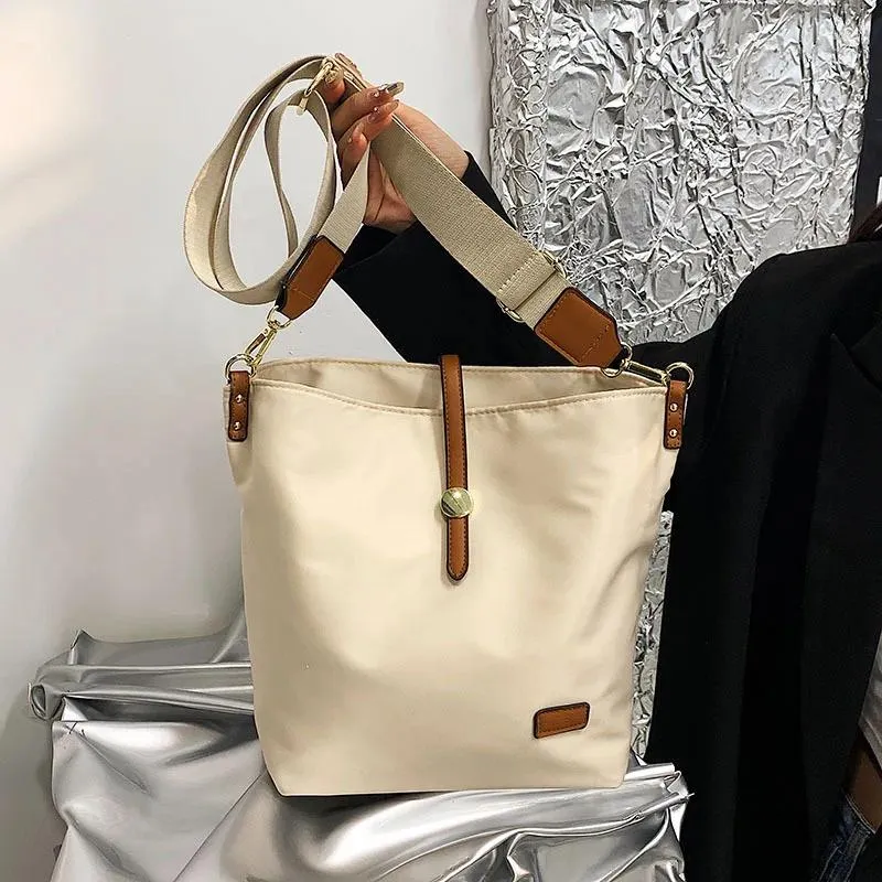 Сумки для покупок женщины большие нейлоновые сумки для плеча чистого цвета кросс кубика простая леди пригородная женская ковша водонепроницаемая сумочка