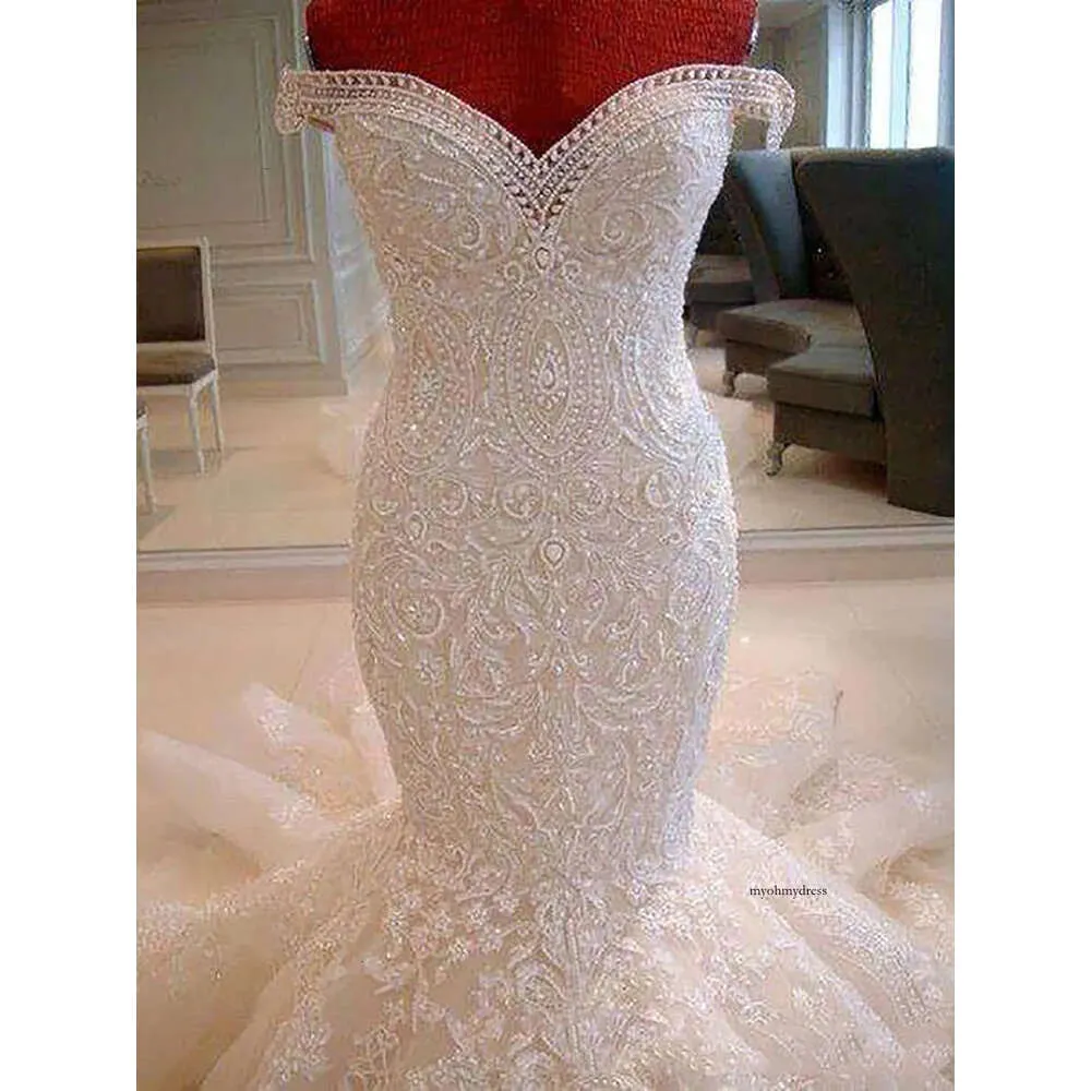 2022 Superbe robes de mariée sirène en dentelle hors du train de balayage des épaules Appliques Dubai Arabe Style Bridal Custom Made 0509
