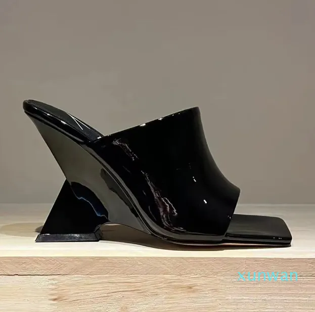 Nieprawidłowe obcasy patentowe skórzane kapcie Mule Win Nachyastka Odsłaniane sandały Slipsole Sandały luksusowe designerskie buty fabryczne z pudełkiem z pudełkiem