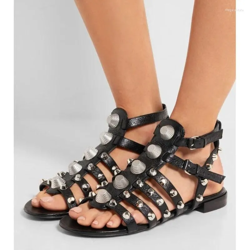 Freizeitschuhe Freizeit Nieten Sandalen Cowide Mode personalisierte dünne Träger römisch flacher Bodenschnalle Frauen übergroß