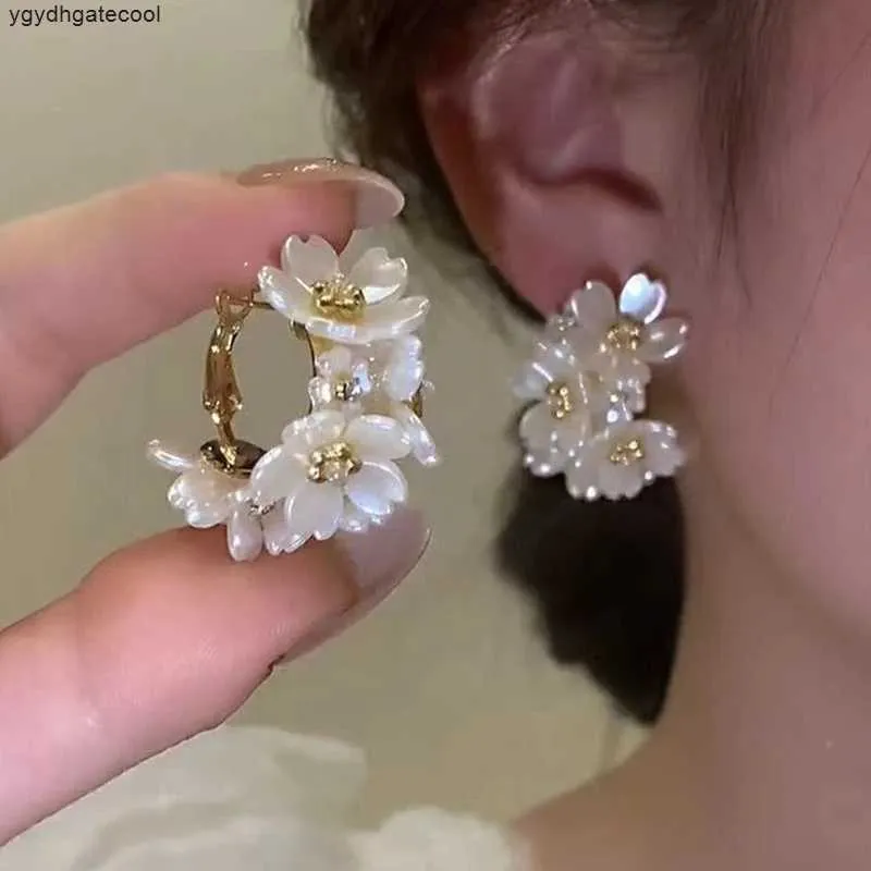 Nouvelle exquise de boucles d'oreilles de cerceau d'épissage à fleurs blanches exquises pour les femmes Géométrique C coréen Tendance élégante bijoux cadeaux Nice {catégorie}
