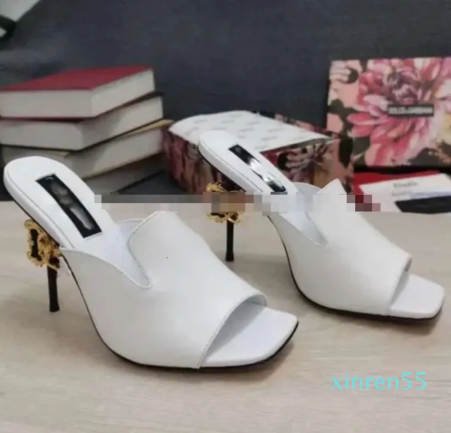 2024 Sandals Sapatos Mulheres bombas de couro Molho com D Heel barroco esculpido