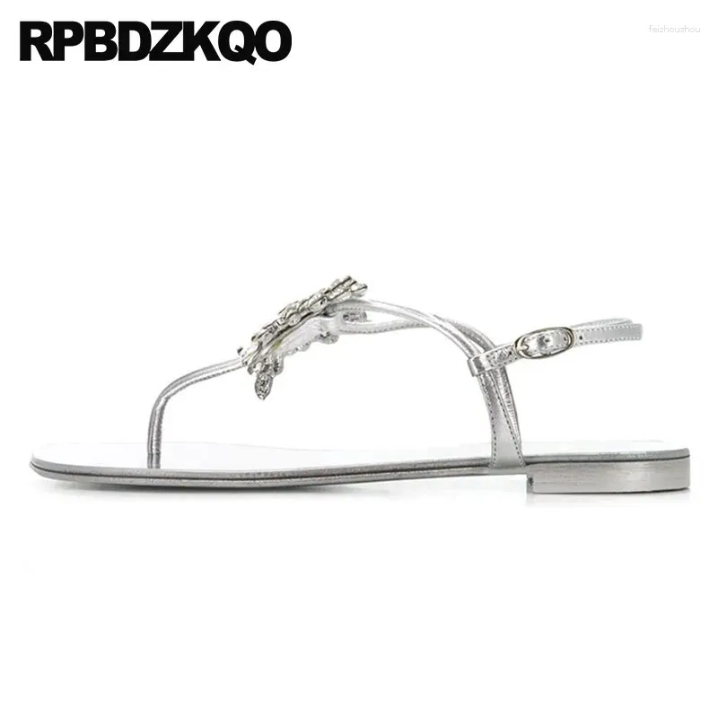 Sandaler T strap diamant thong brud utsmyckade trevliga bröllop semester skor silver strass kristall kvinnor platt sommar 2024