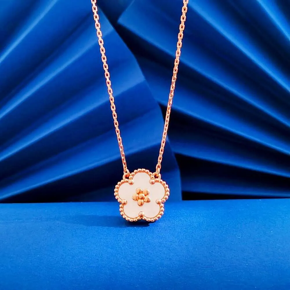 Ny 2024 Högkvalitativt varumärke smycken Lady Sweet Lucky White Pearl Pendant Flower Spring Plum Blossom Necklace For Women Love Gift