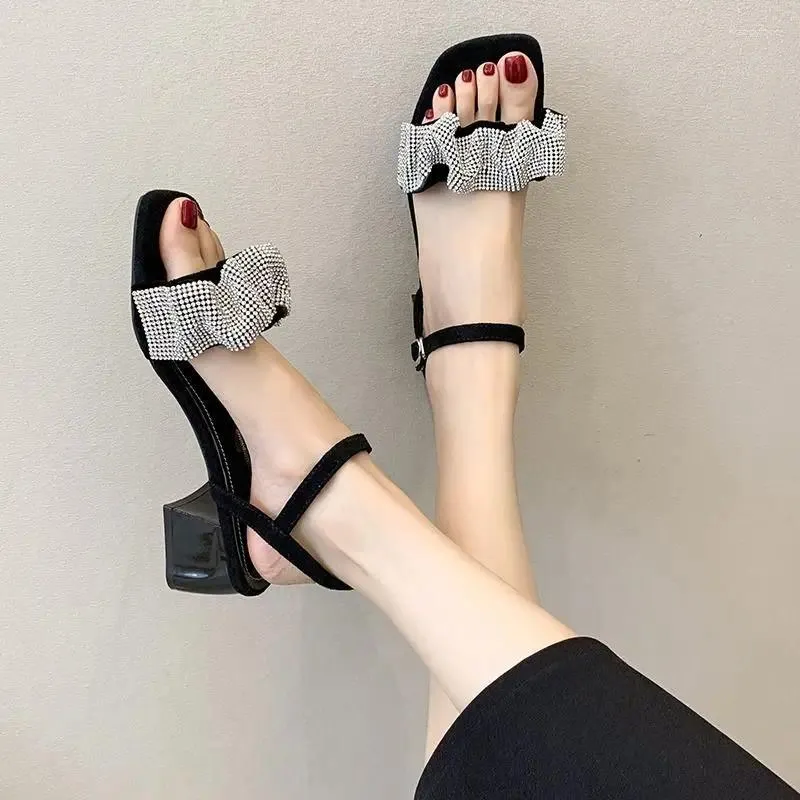 Buty sukienki diamentowe sandały dla kobiet obuwia czarne krinestony kwadratowe obcasy kobiety średnie lato 2024 w ofercie f sprzedaż rozmiar azjatycki h