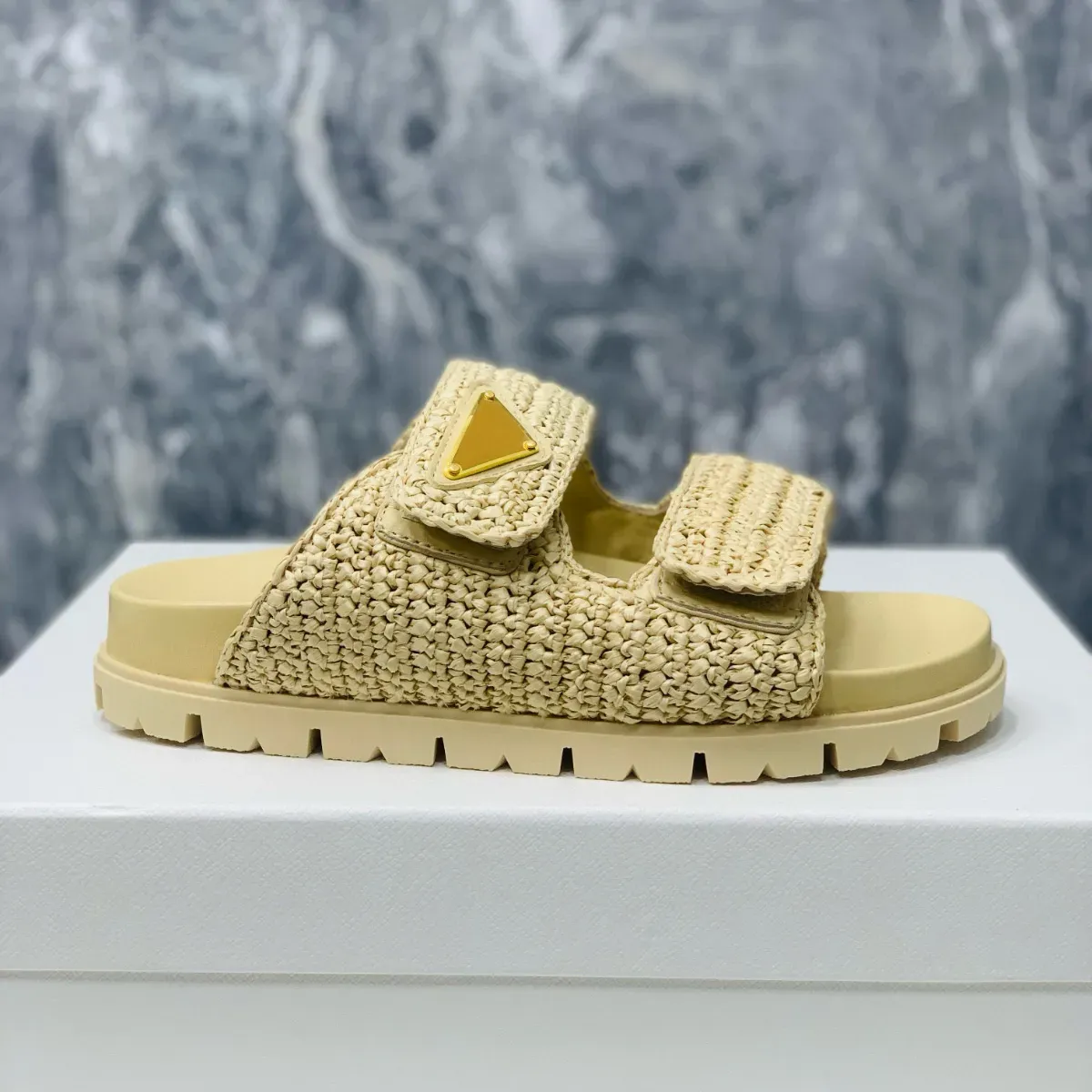 2024 Plats de plate-forme à plate-forme Slippers tressées Raffia Raffia Refort Sandales avec triangle signature Chaussures Chaussures de luxe Designer pour femmes