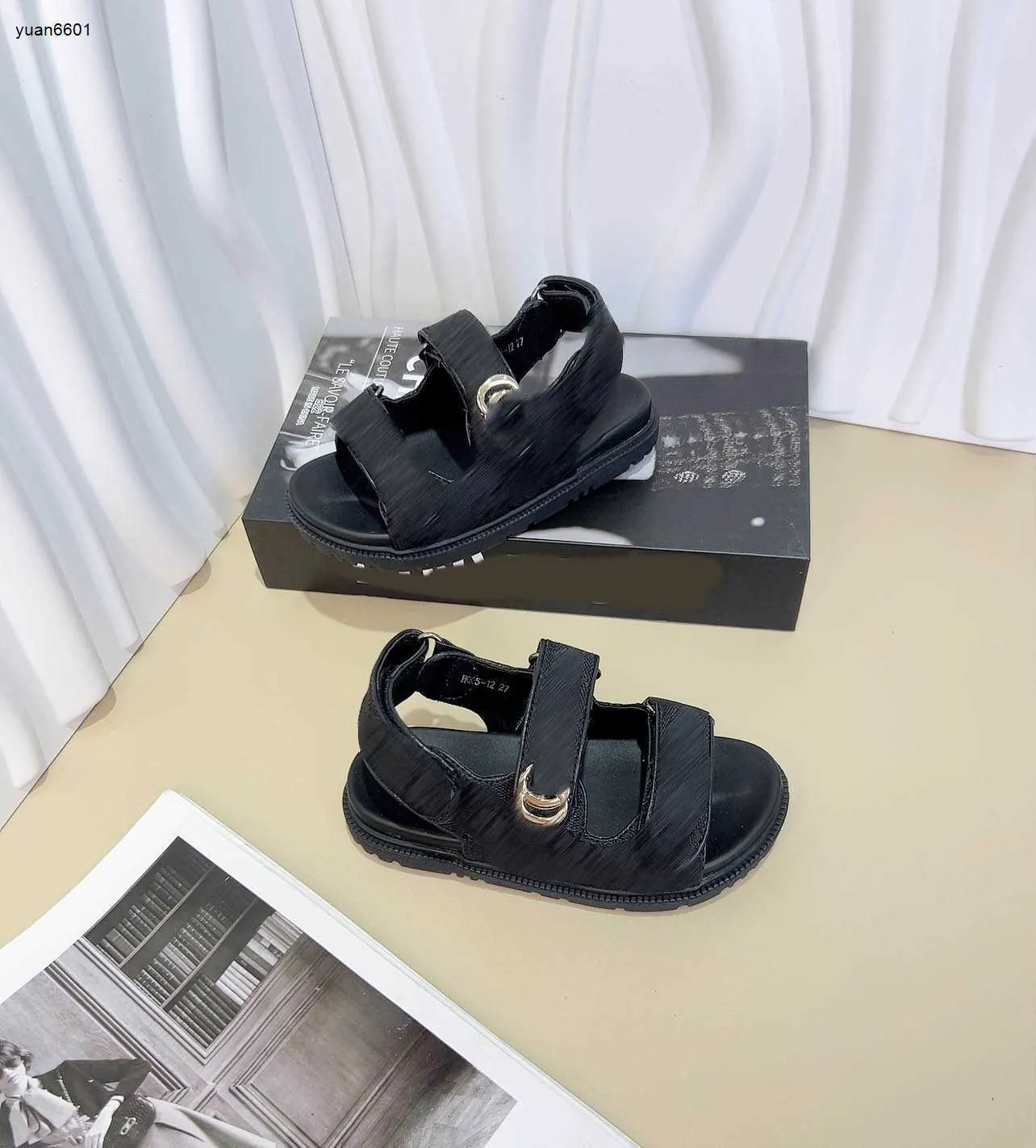 Lettre de sandales de bébé populaire Logo Dark Stripe Kids Chaussures coût du prix Taille 26-35, y compris la boîte antidérapante Sole Summer Girls Slippers 24mai