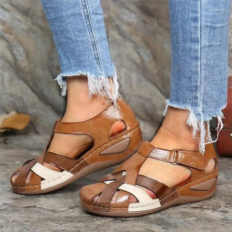 Lässige Schuhe Sommer Retro Round Head Hang Ferse Kreuz Frauen Sandalen bequemer Knöchelgurt Orthopädischer Keil