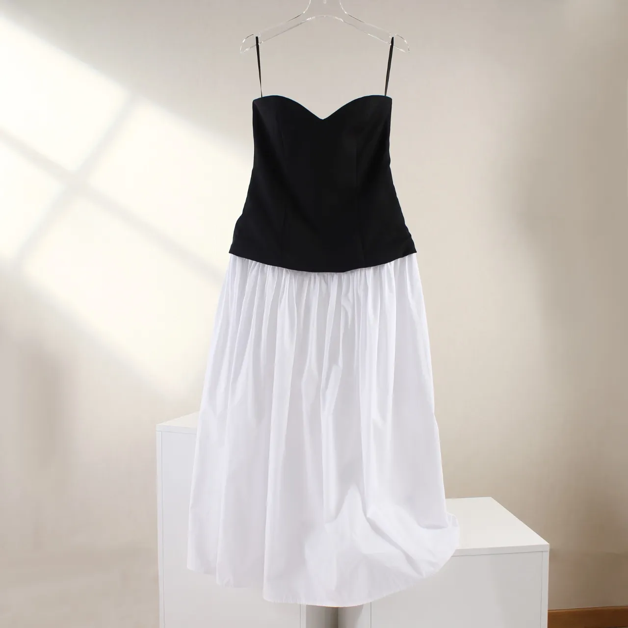 Robe pour femmes Robe MIDI sans bretelles en noir et blanc