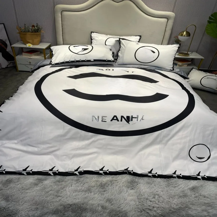 Fashion Classics Alphabet Printing Design Drevet Cover Pillow