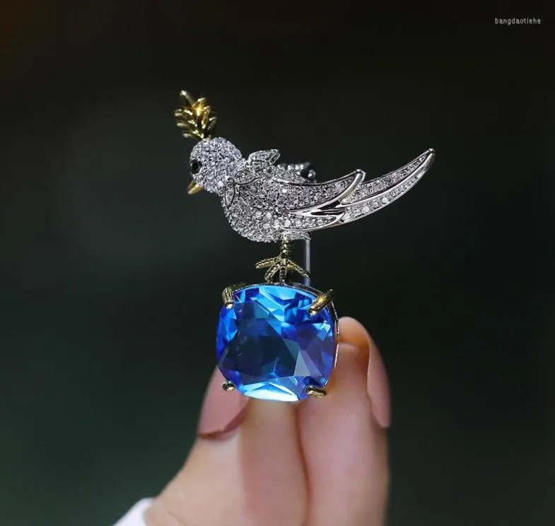 Broches feminino simples cristal azul pássaro fofo para mulheres personalidade criativa de luxo animal broooch corpsage terno de banquete de banheira pins1745118