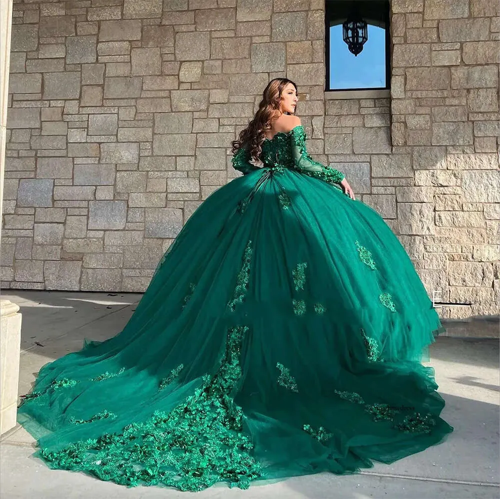 2024 Emerald Green Quinceanera Robes de l'épaule manches longues Bouche de bal Fleurs florales Appliques dentelle Crystal perles Corset pour Sweet 15 Girls Party Wear 0509