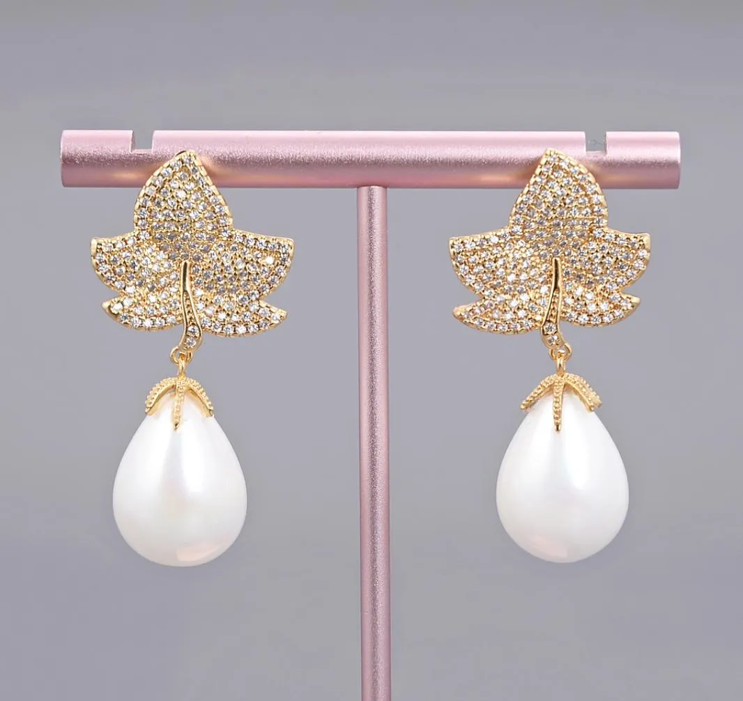 Guaiguai smycken White Sea Shell Pearl Gold Color Plated CZ Micro Pave Drop Earrings For Women Real Gems Stone Lady Fashion Jewell6859327