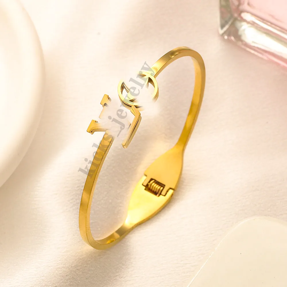 Bracelet classique de nouveau mode: bracelet de lettres de bracelet luxueux bracelet étoile à quatre points pour femmes, bijoux de créateurs pour usure quotidienne