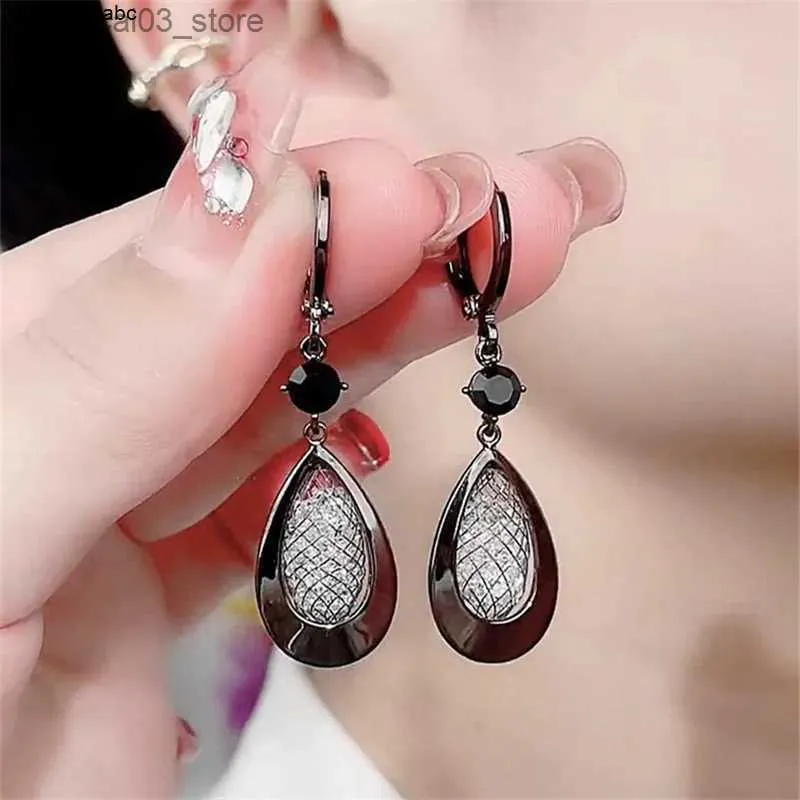 Étalon nouvelle tendance de mode design unique conception exquise légère luxe noire zircon creuse en boucles d'oreilles pour femmes bijoux de bijoux gift ii6n