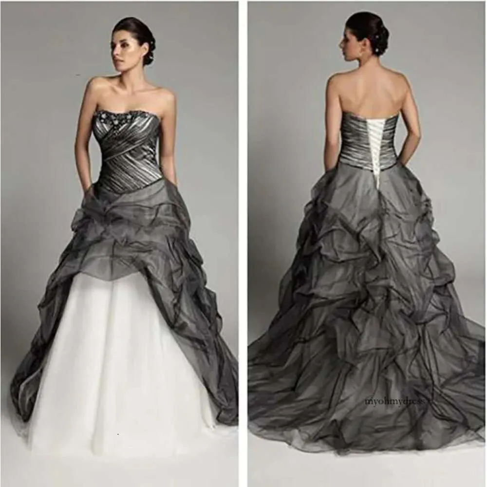 New White and Black Dresses Sweetheart Sleeveless Applique Beaded Ruffles Sweep Train Tulle Princess Wedding Gowns 0509