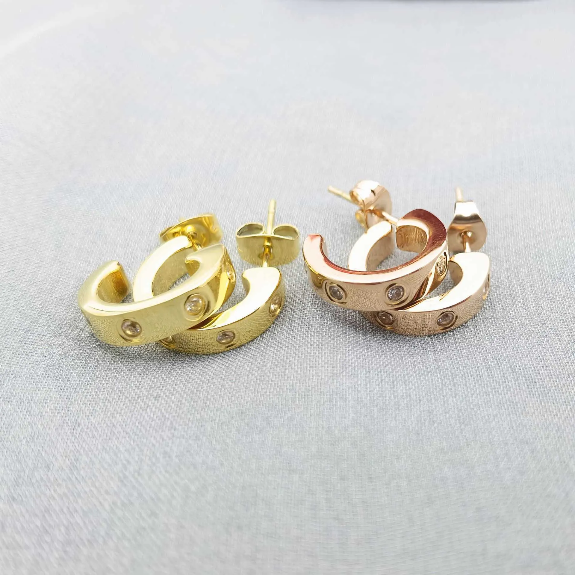 Minimalistisk designörhängen fashionabla örhängen älskar c-formad 18k guld kvinnor trendig design med vagn original örhänge