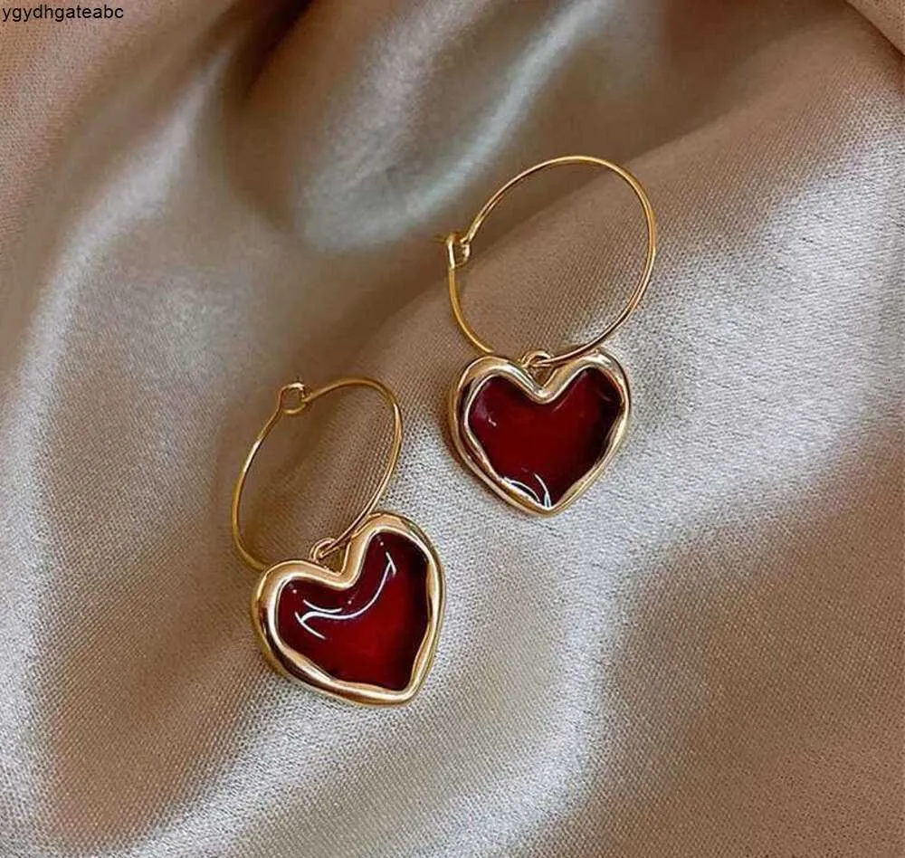 Stud 2024Summer Nuovo Trend retrò di moda Red Heart Simple delicato Eleganti Orecchi da Ladies Regalo di compleanno di lusso 0fuf