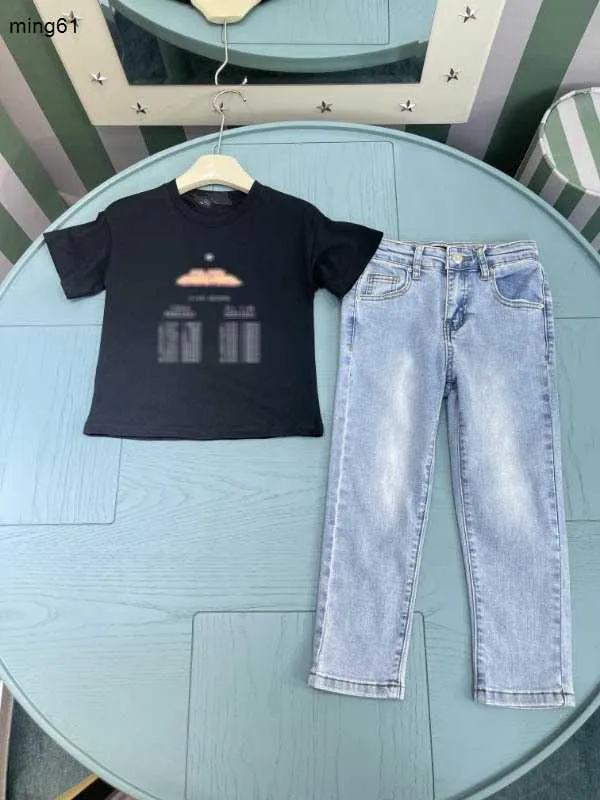 Marke Baby Tracksuits Summer Boys Jeans Set Kids Designer Kleidung Größe 100-150 cm kurzärmeliges T-Shirt und gewaschene Blue Jeans 24may