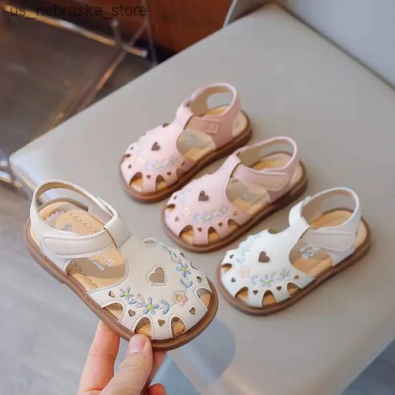 Slipper kinderschoenen Girls Soft Soled Casual Fashionable Princess Nieuwe bloem geborduurde Beach Dames Sandals Q240409