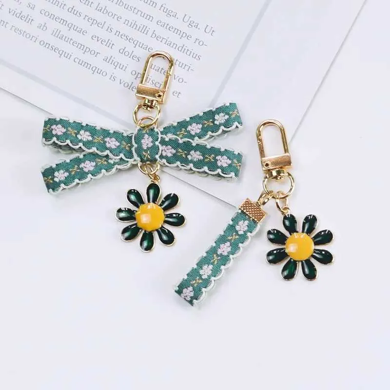 Keychains Lonyards Nouveaux réchauffes mignonnes mignonnes sweet tissu vert fleur keychain femmes biftectes clés clés sac de voiture pendante charmes ornement petite amie bijoux cadeau j240509