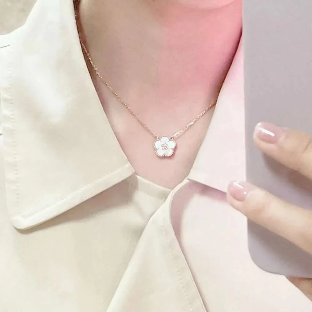 Ny 2024 Högkvalitativt varumärke smycken Lady Sweet Lucky White Pearl Pendant Flower Spring Plum Blossom Necklace For Women Love Gift