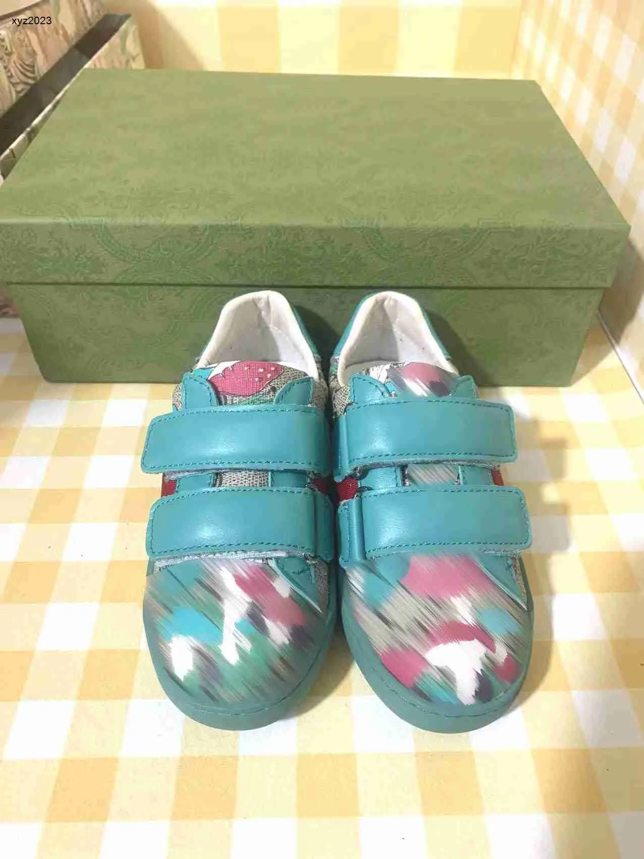 Moda tênis bebê tênis colorido padrão de cogumelo sapatos crianças tamanho 26-35 de alta qualidade embalagem de marca sapatos de girls designers sapatos de meninos 24 a maio