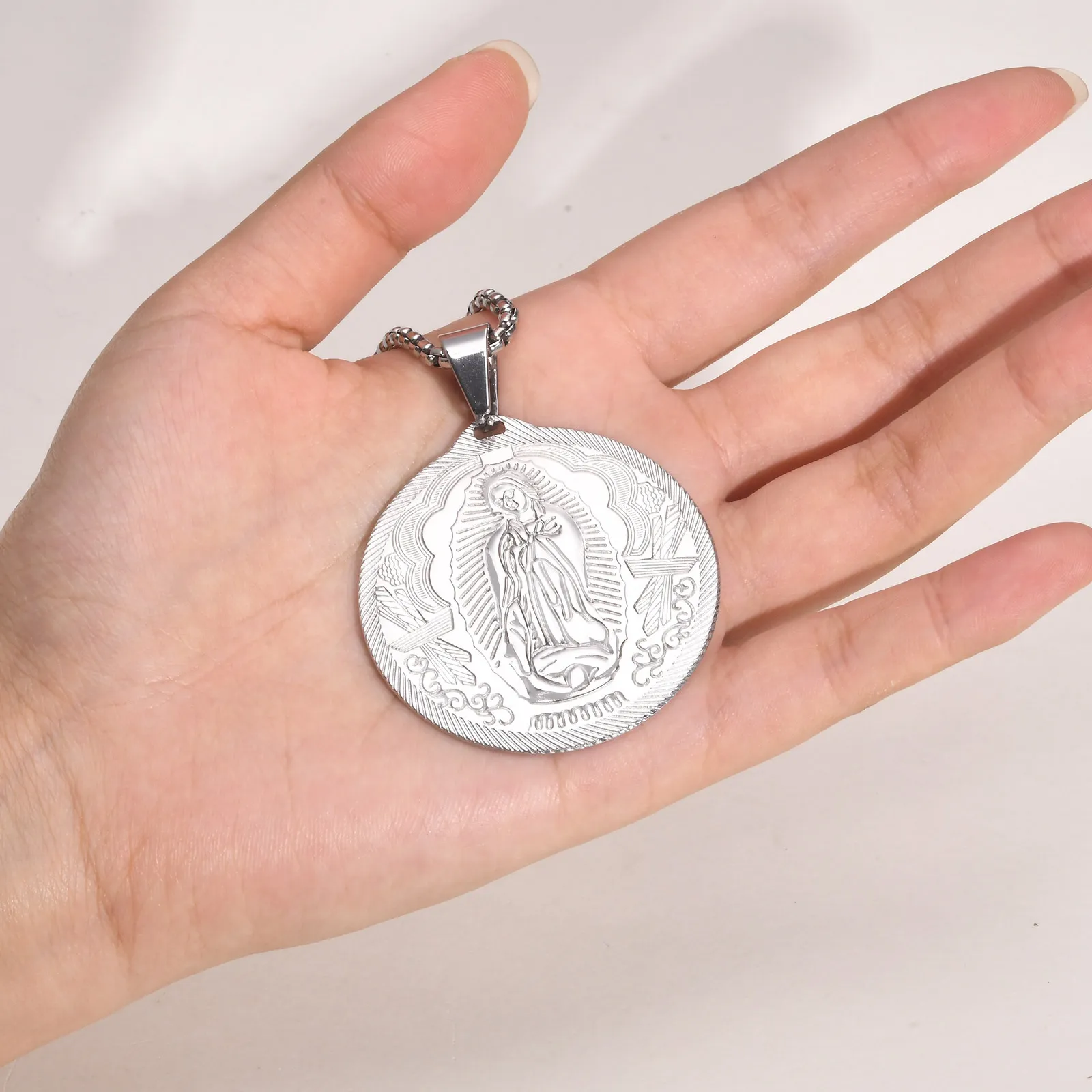 Männer Edelstahl Amulett Jungfrau Maria Runde Halskette Anhänger Kette Chael Glücklicherweise Schmuck 3mm 24 Zoll N777