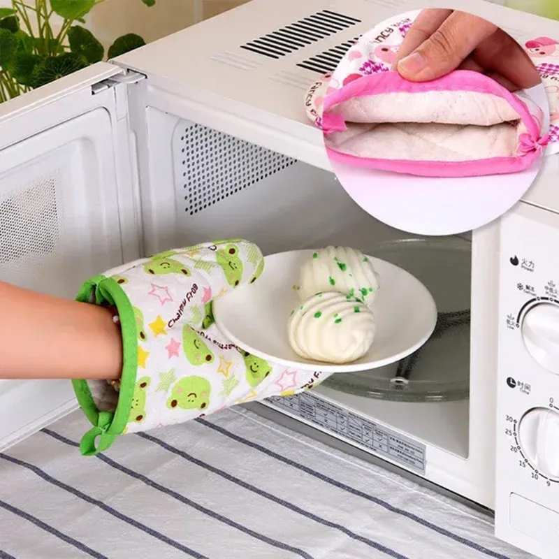 Nouveau four à micro-ondes à mitaine Coton Coton Isolaté Baking Time résistant aux gants MITTS FORTS TERYLENE OUTIL DE CUIE mignon non glisser pour l'utilisation des micro-ondes