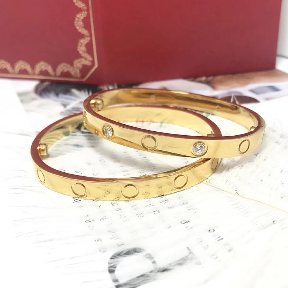 Men tamanhos tamanhos de alta qualidade estilos clássicos pulseiras de pulseiras de titânio jóias de aço de bangoras de ouro homens e mulheres Pulseira de casal Best 289V