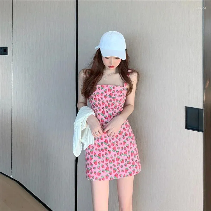 Robes décontractées Korea Kawaii Slim Suspender 2024 Femme Summer Sexy Strawberry Robe Bodycon Mini jupe rose Streetwear Street