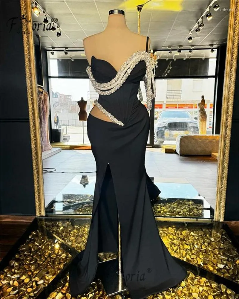 Partykleider schwarz Einfacher Meerjungfrauschlitz formelles Kleid Kristallketten ärmellose Abend langes Maxi -Kleid maßgeschneiderte 2024 Elegantes
