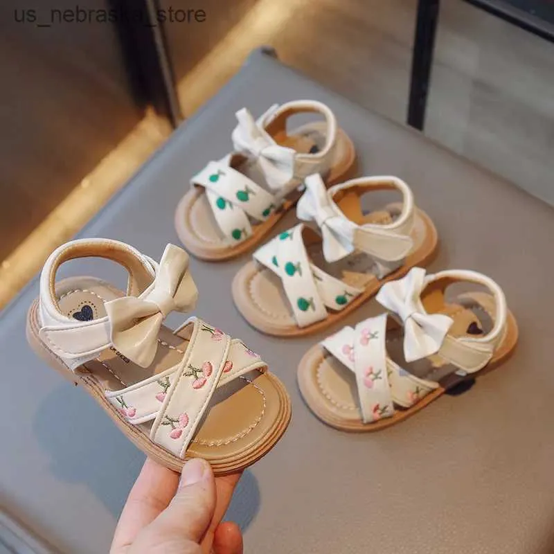 Sandals Slipper Girls 2023Summer New Fashion Little Girl Shoes Bowtie Sweet Princess Shoe Enfants Broidered Non-Slip Beach Kids Q240409