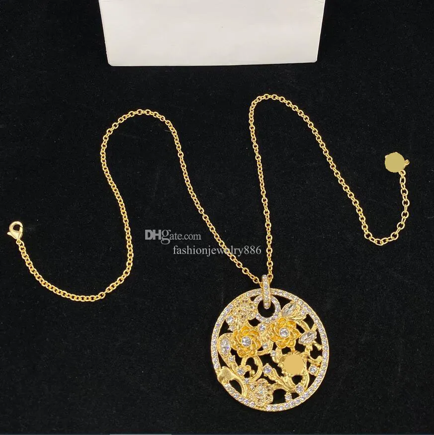 Personality 18K Gold Plated Crystal Flower Pendant Necklace Designer Medusa Engraved Portrait Charm Necklaces For Women