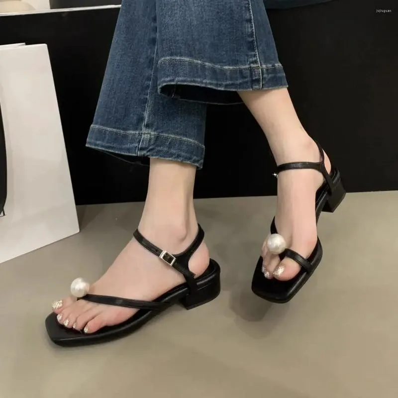 Vestido tênis fivelas de pérola calcanhar preto salto romano estilo verão 2024 calçados femininos uma palavra aberta sandálias para mulheres vendas de tamanho asiático