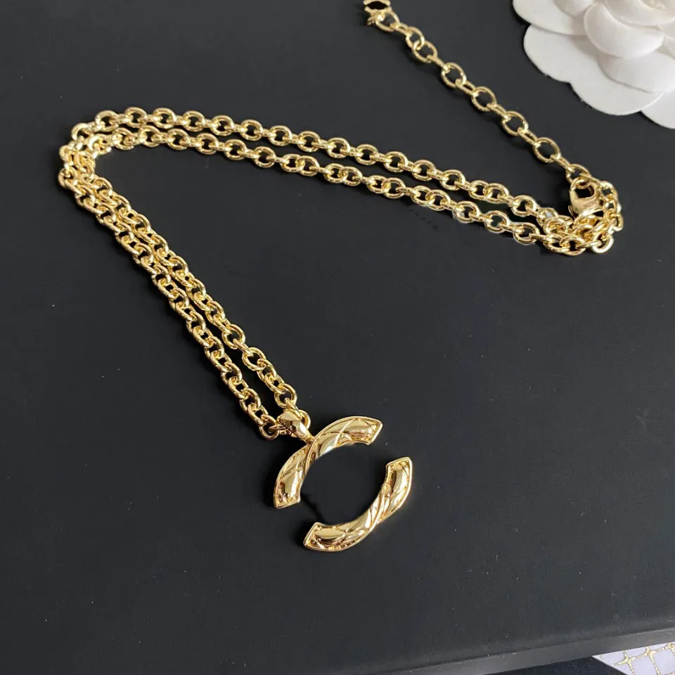 NOUVEAU STYLE CONCEPTION DU PENDANT DE LUXE COLLIERS GOLD GOLD CLASSE CLASSION CRISTAL RHINOTON Collier Chaîne Femmes Bijoux de mariage ACCESSOIRES DE BIJOTS B048