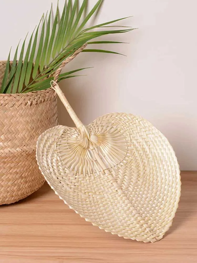Produtos de estilo chinês estilo chinês de estilo de palha artesanal fã de palmeira de palmeira de palmeira de mão tecida em forma de coração em forma de coração de fãs de resfriamento de mosquitos de resfriamento