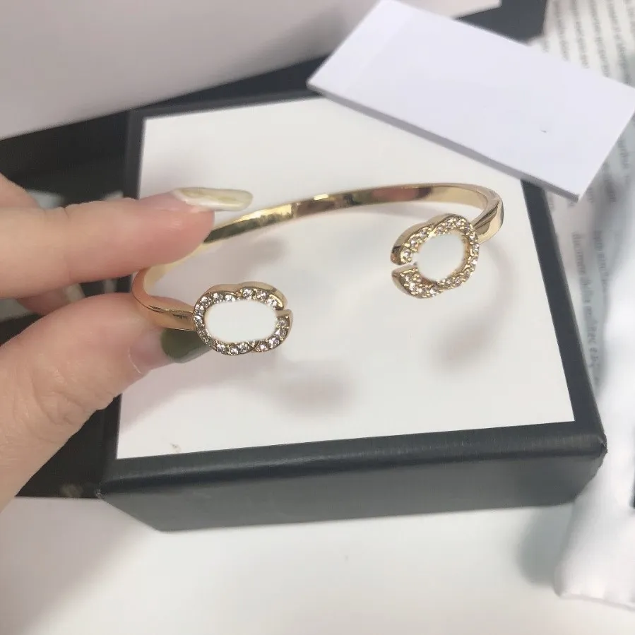 Letter Designer Bracciale Bracciale Prodotto di moda retrò donna braccialetti in oro in ottone placcato gioielleria di gioielli 272A
