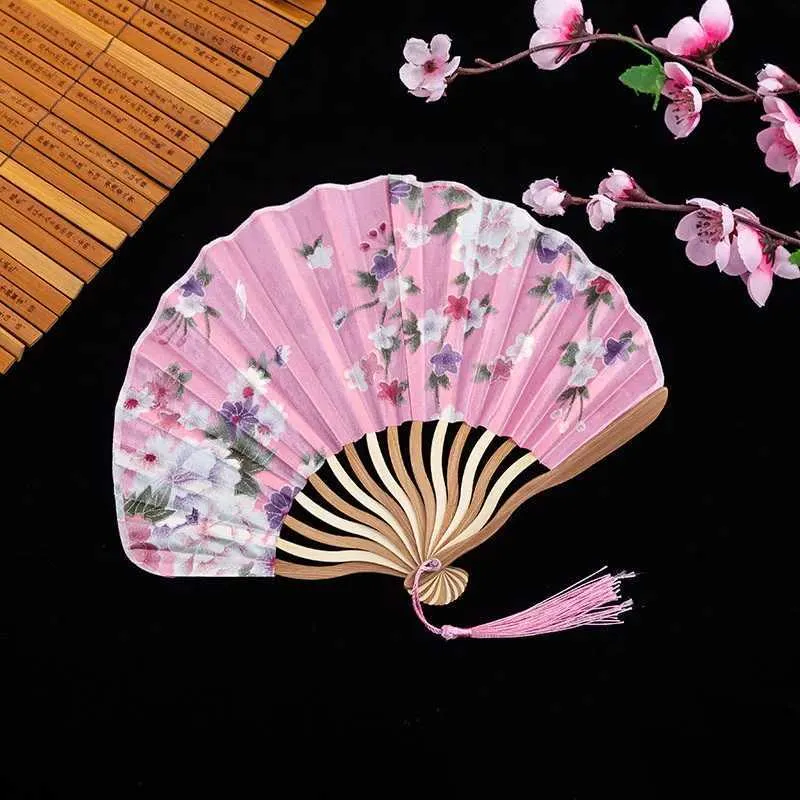 Produits de style chinois Ventilateur à main pour secouer Blank Silk Bamboo Fans pliants de style chinois peinture de fleurs de fleurs de fête de fête de mariage Gift Gift