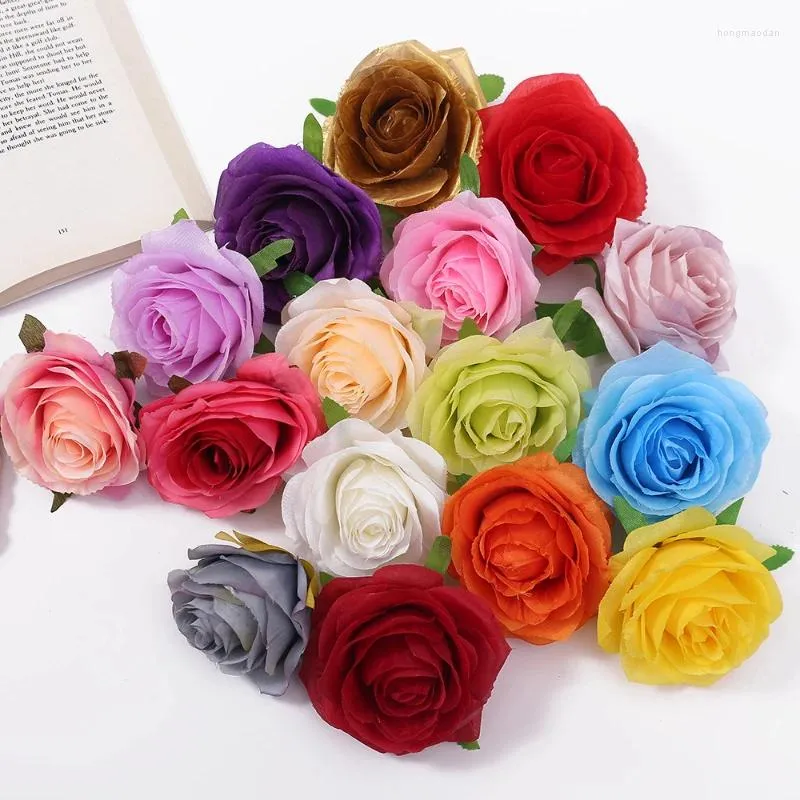 Fleurs décoratives 50pcs / lot de haute qualité Roses de soie têtes de fleurs de mariage décoration de maison de Noël bricolage Broche accessoires de mariée artificielles