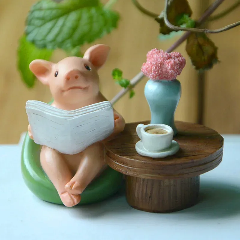 Miniatures Pig Animal Doll Miniature Fairy Garden Home Office Decoration Room Bureau de bureau Décor de résine Ornements Carton Anniversaire Figurine Cadeau