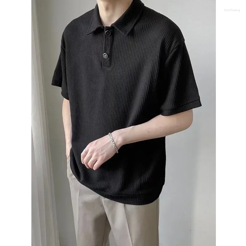 Polos masculinos 2024 Roupas Camisa de pólo listrada de luxo de luxo Casual Botão de reviravolta coreana Tops de manga curta Solid Sleeve M-2xl