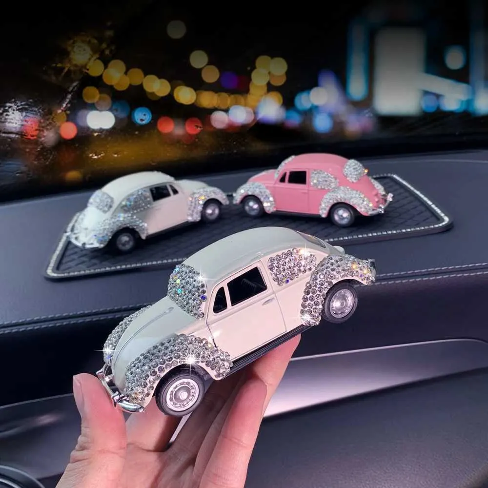 Décorations intérieures en strass de luxe Tableau de bord de voiture Diamants Lovely Small Vehicle Modèle Ornements Bling Auto Accessoires intérieurs pour les femmes T240509