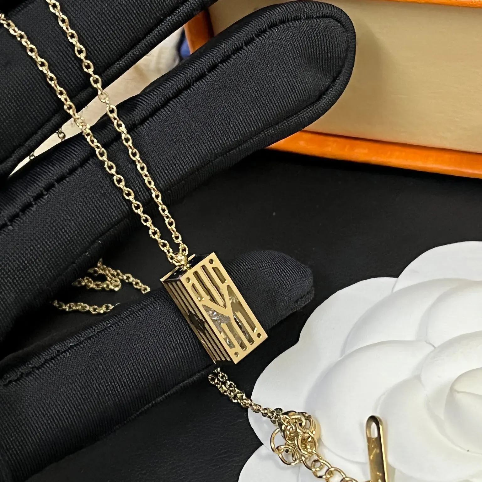 2024 Ny Never Fade Designer Halsband för kvinnor Cuboid Chain 18K Gold Plated Rätt varumärke Logo Rostfritt stål Stämpel Gift Luxury Kvalitetsgåvor Familjevän Par