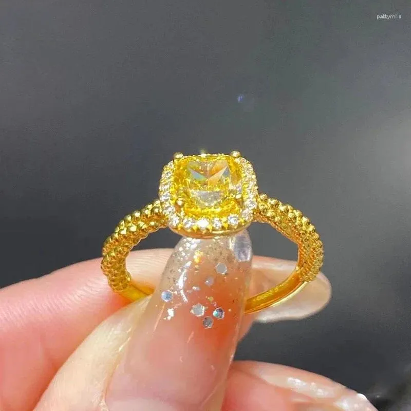 Cluster anneaux petit sucre jaune cristal sonne de pierre de pierre légers luxe de luxe super flash niche avancé cadeau réglable pour les femmes petite amie