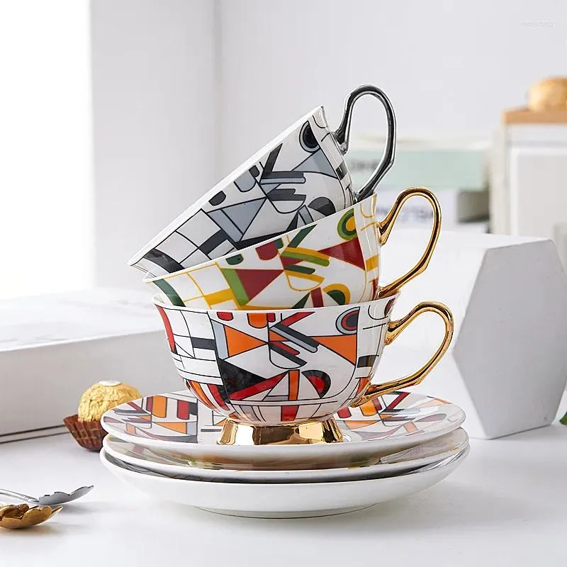 Mokken creatieve geometrische keramische koffiekopjes en schotels zetten Engelse gouden platina afterische middagtheekop in
