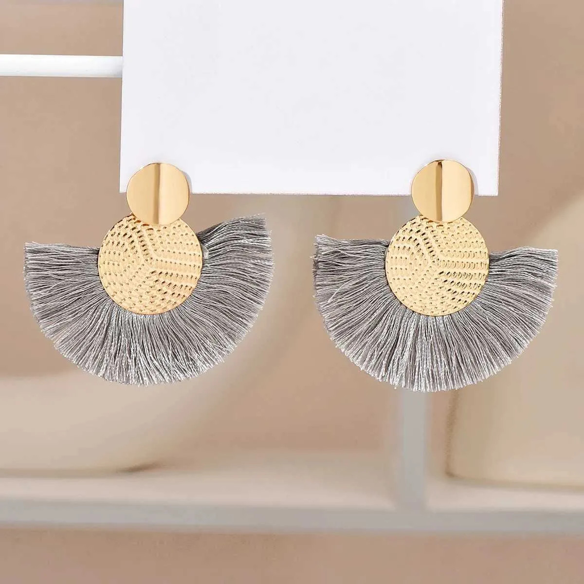 Stud Fashion Bohemian Big Fildel Sangle Boucles d'oreilles femelles à franges blanches Boucles d'oreilles pour femmes Bijoux 2023