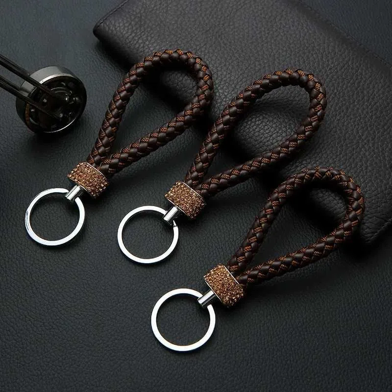 Keychains Lanyards 1pcs Corde à tricot en cuir Crystal clé de clés de luxe Metal Holder Hand Woven Couple Cadeau Femmes Fashion Course accessoires J240509